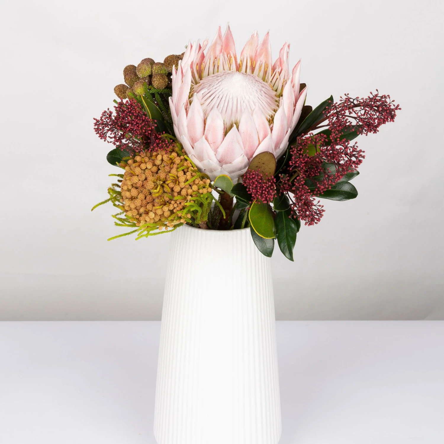 Blumenbund Protea King Mit Skimmie Und Kapgrün, Inkl. Gratis Grußkarte 5 Blumenbund Protea King Mit Skimmie Und Kapgrün, Inkl. Gratis Grußkarte – Bild 3